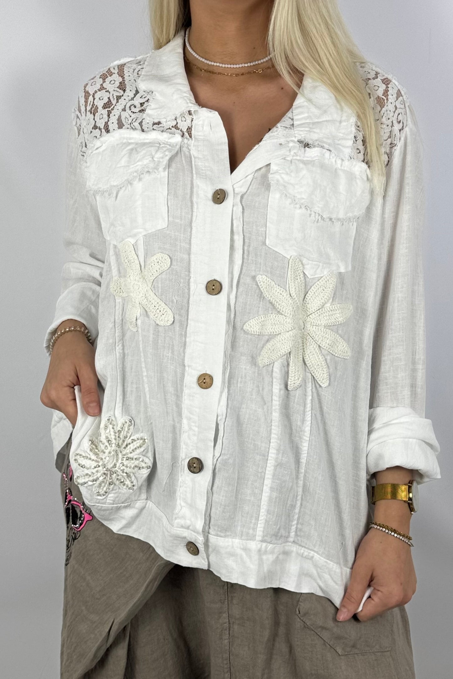 Leichte Bluse mit Häkelblumen & Spitzendetails-White