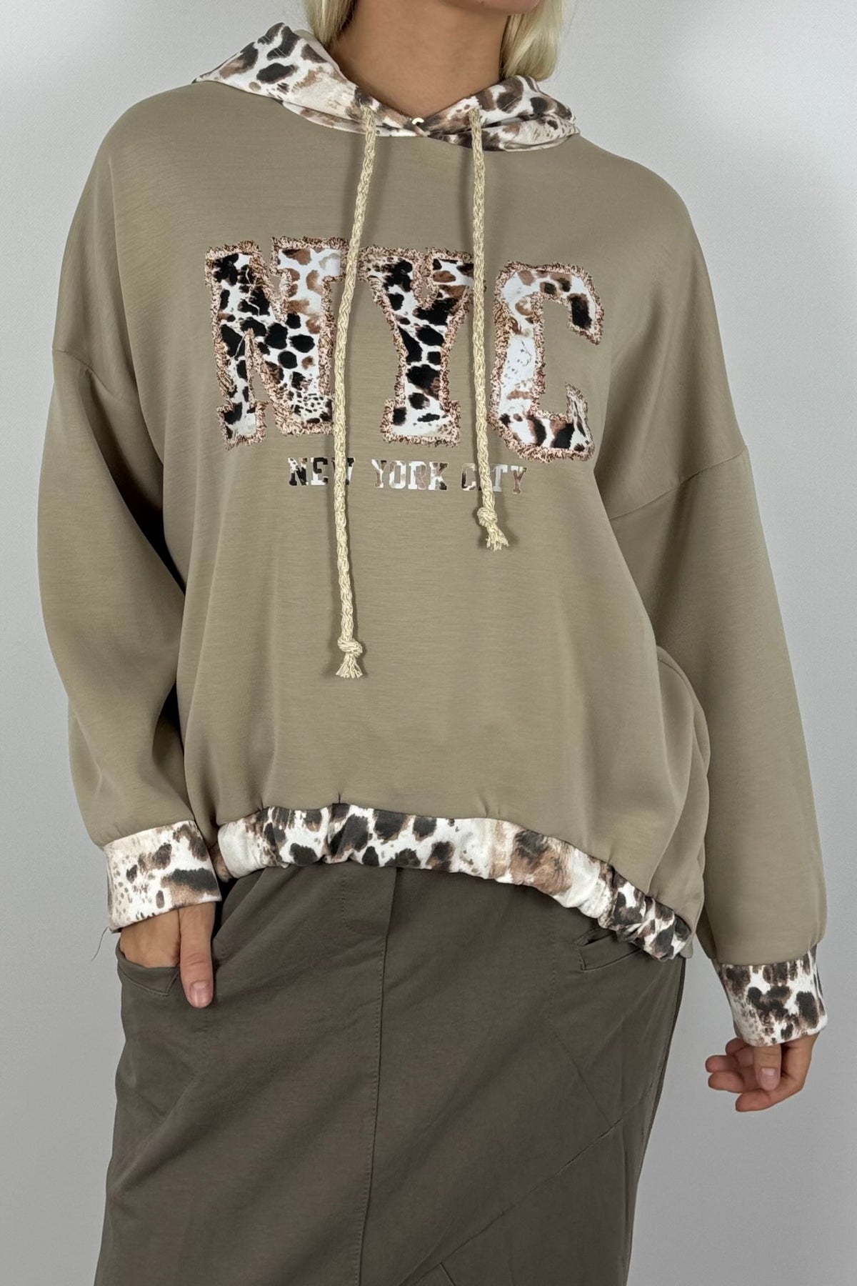 Oversize Pullover mit Kapuze & NYC Leo-Print – Mud