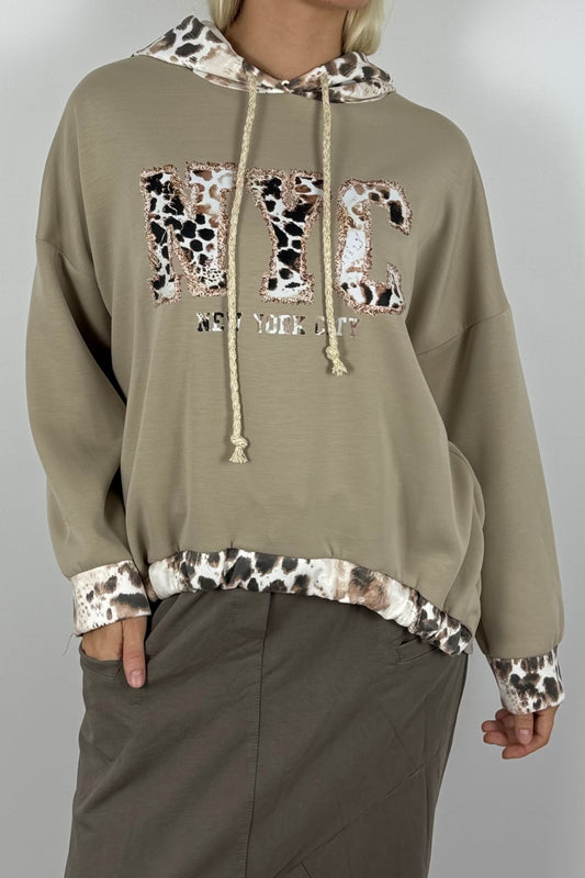 Oversize Pullover mit Kapuze & NYC Leo-Print – Mud