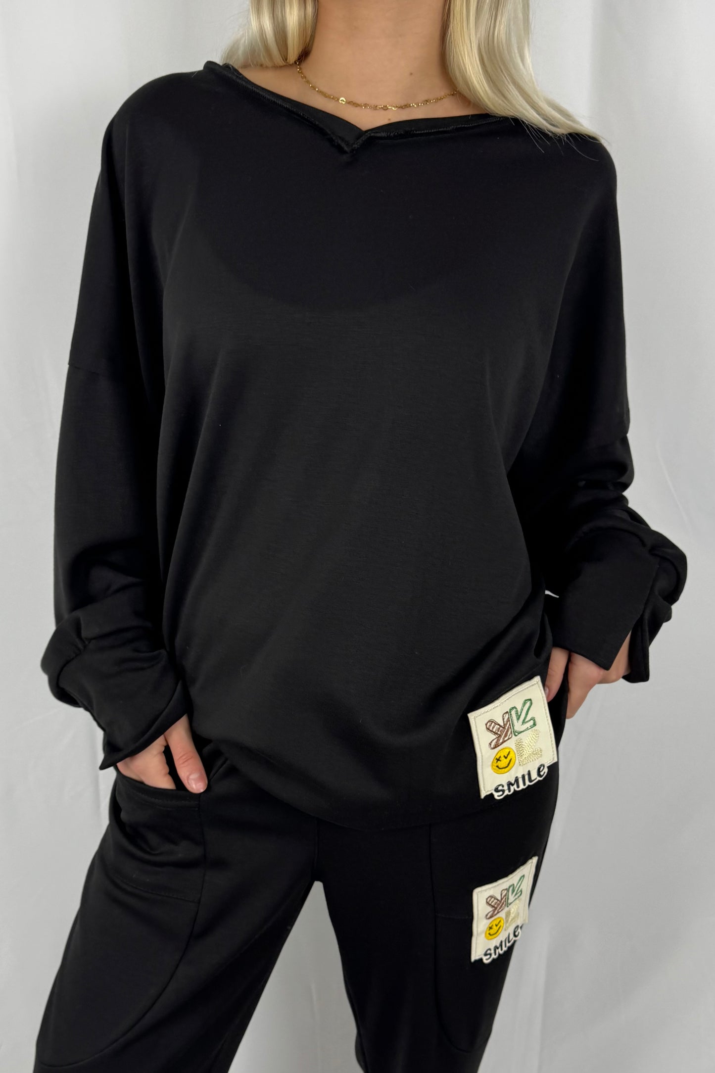 Oversize Sweatshirt mit Stufen-Schnitt & Patch –Schwarz