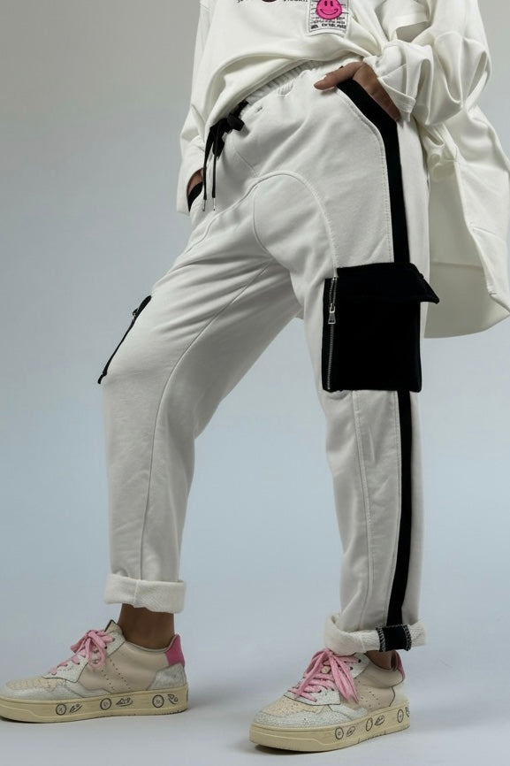 Hose mit Kontrastdetails & Reißverschlusstaschen
-Weiß