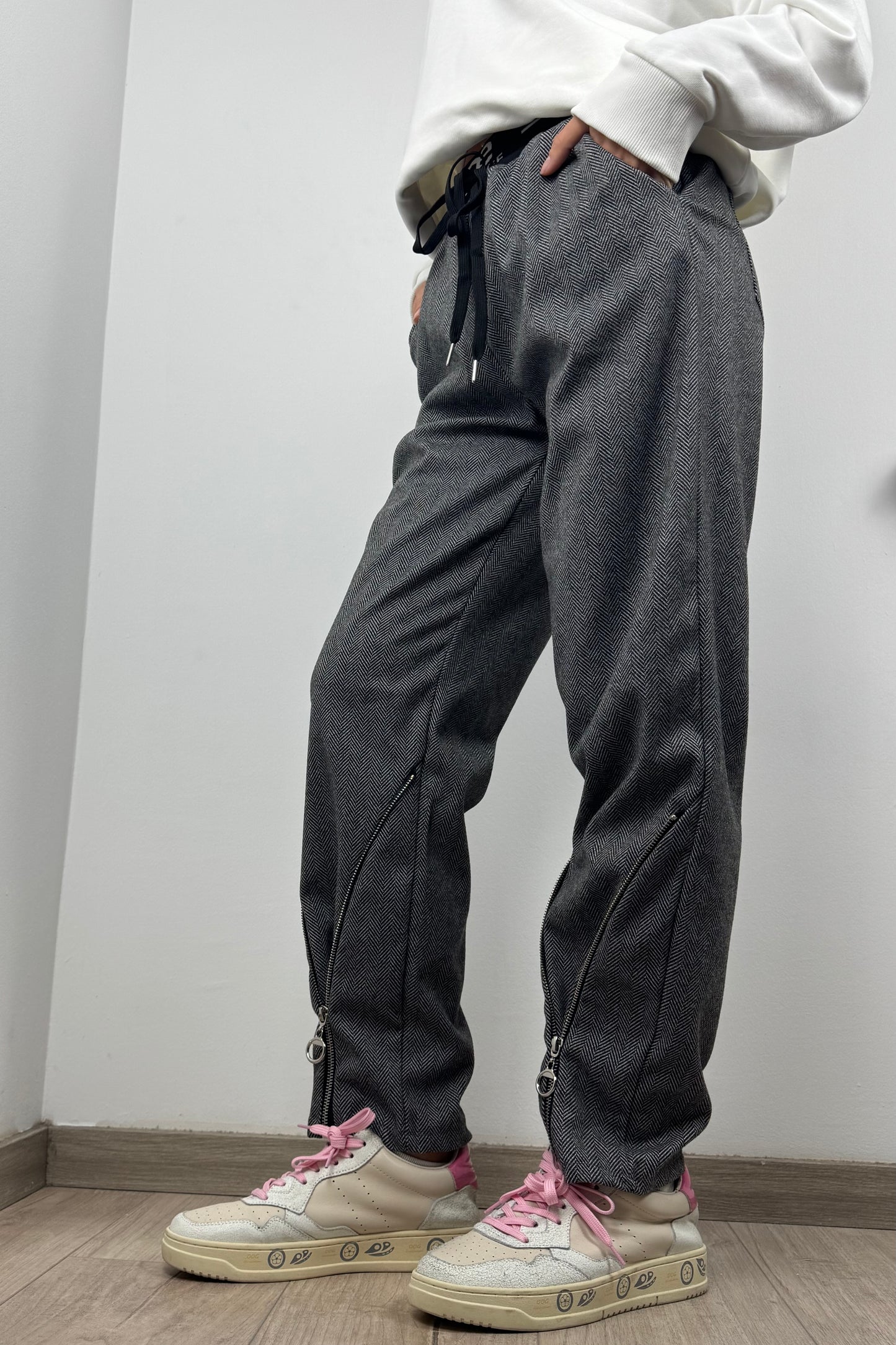 Stylische Damenhose mit Gummibund und Zipper-Details-Schwarz