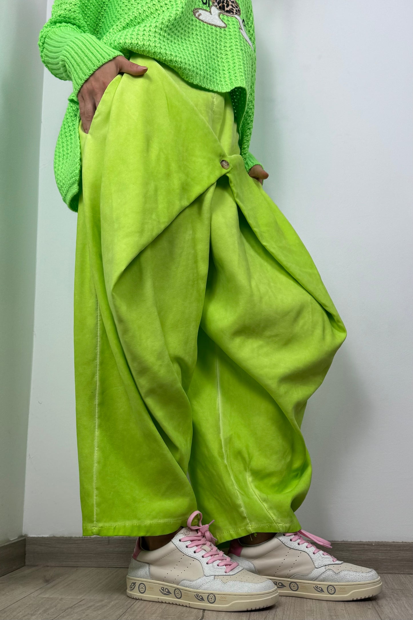 Asymmetrische Hose mit Wickeloptik