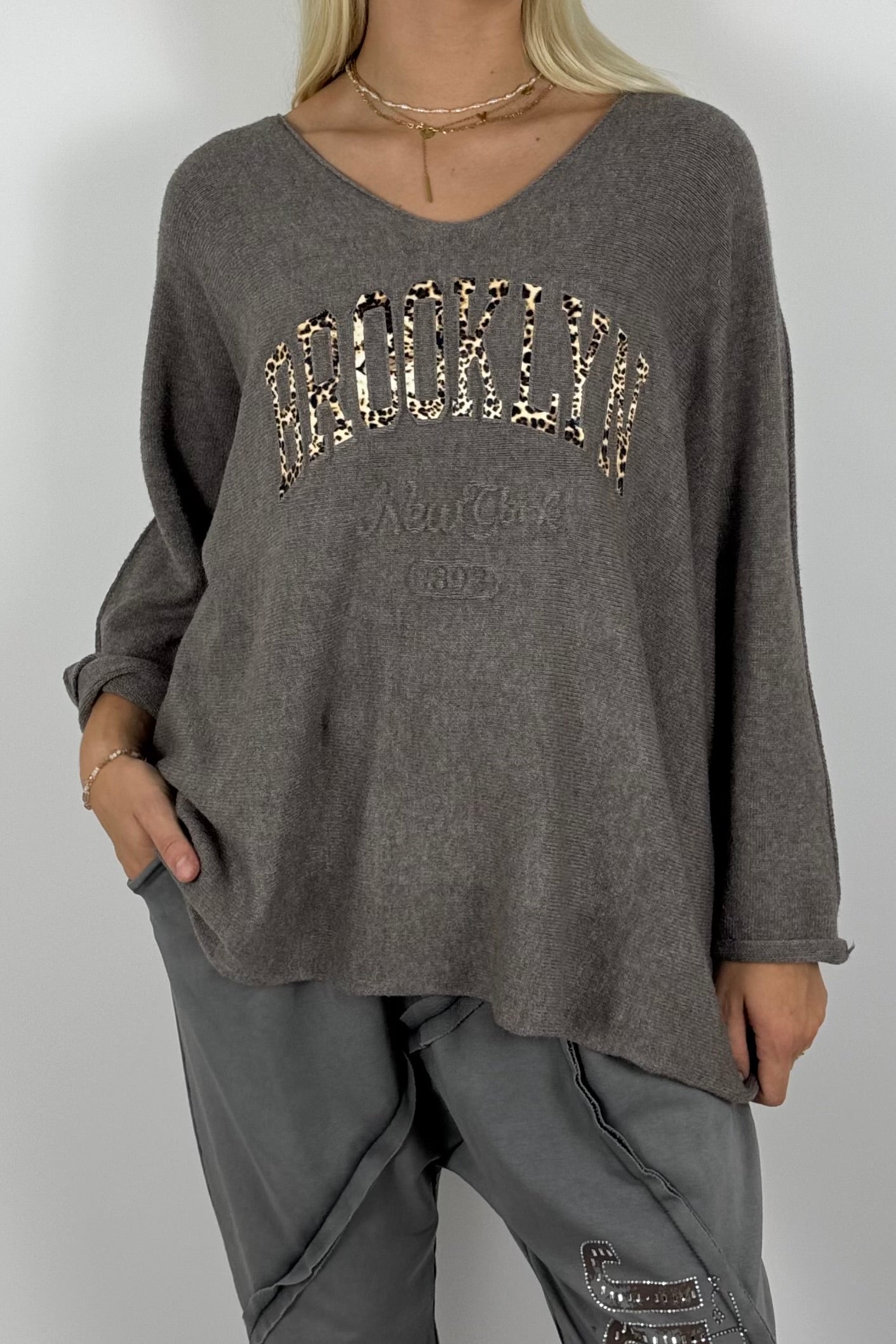 Oversize Shirt „BROOKLYN“ mit V-Ausschnitt – Mud