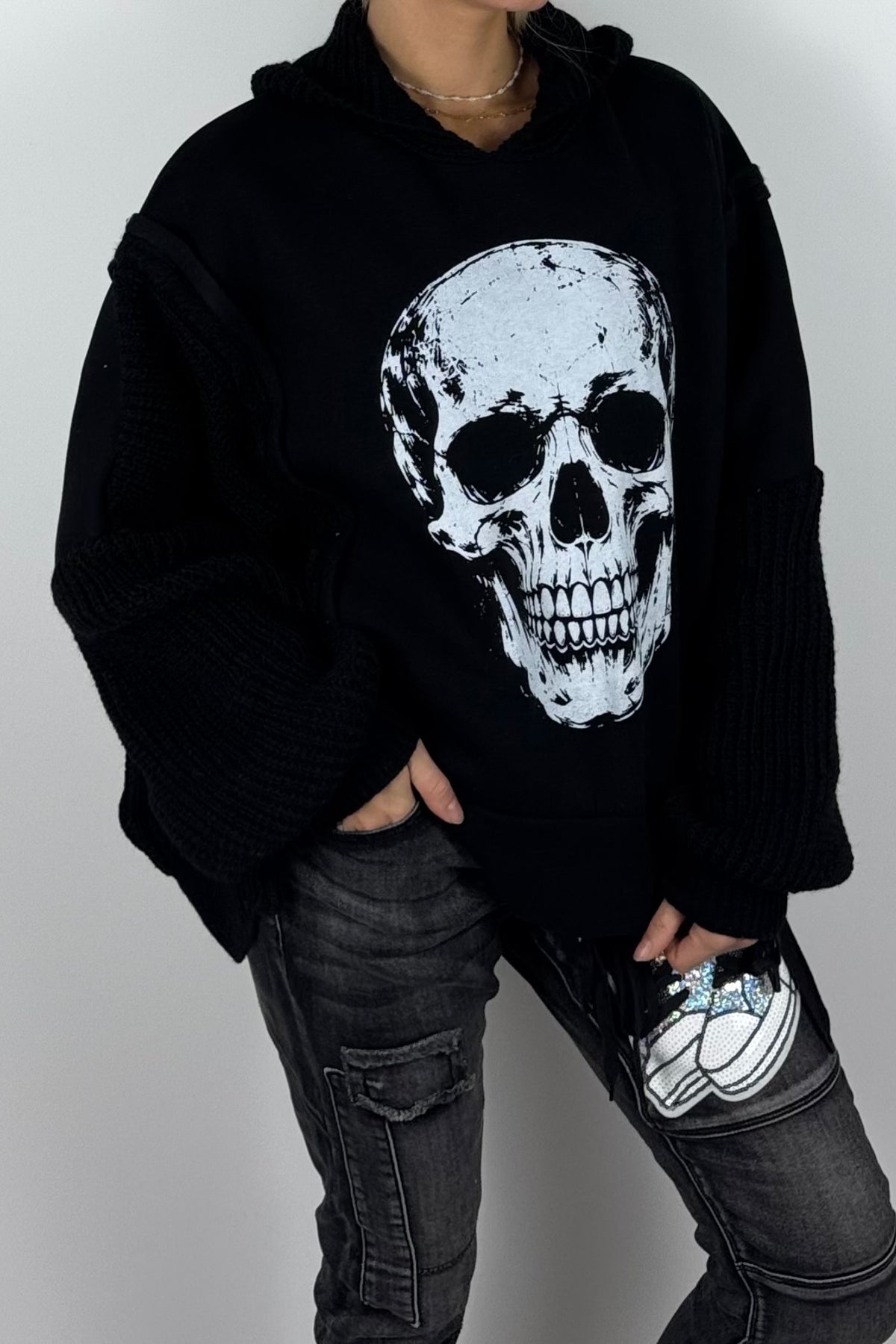 Damen-Hoodie mit Totenkopfprint und Strickdetails-Schwarz