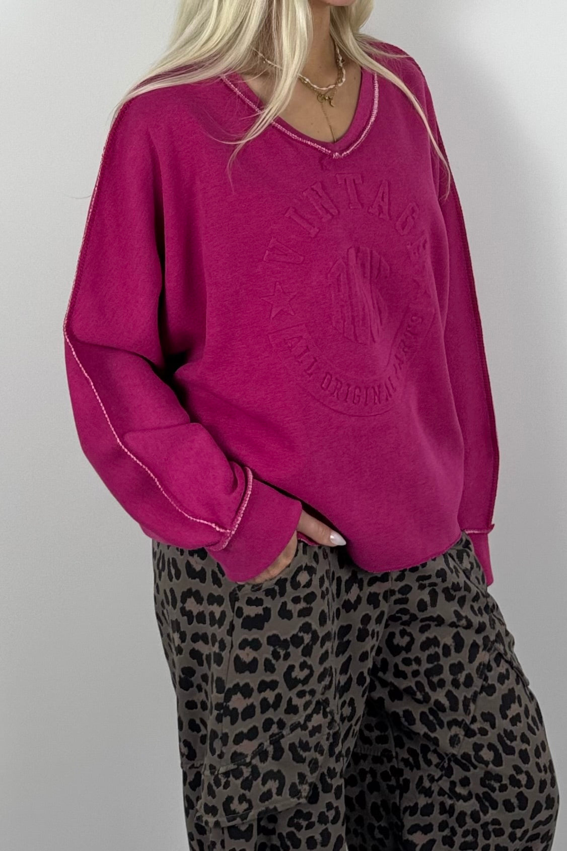 Oversize Damen Sweatshirt mit Vintage-Prägung & V-Ausschnitt – Pink