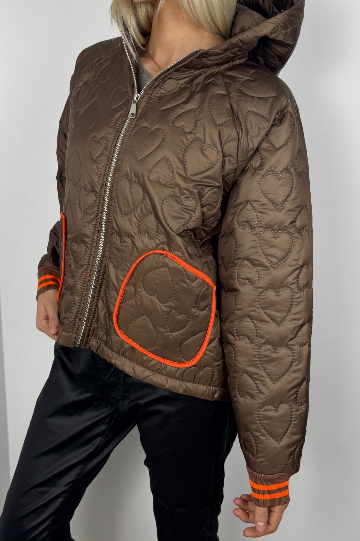 Leichte Steppjacke mit Herzmuster und Kapuze-Choco
