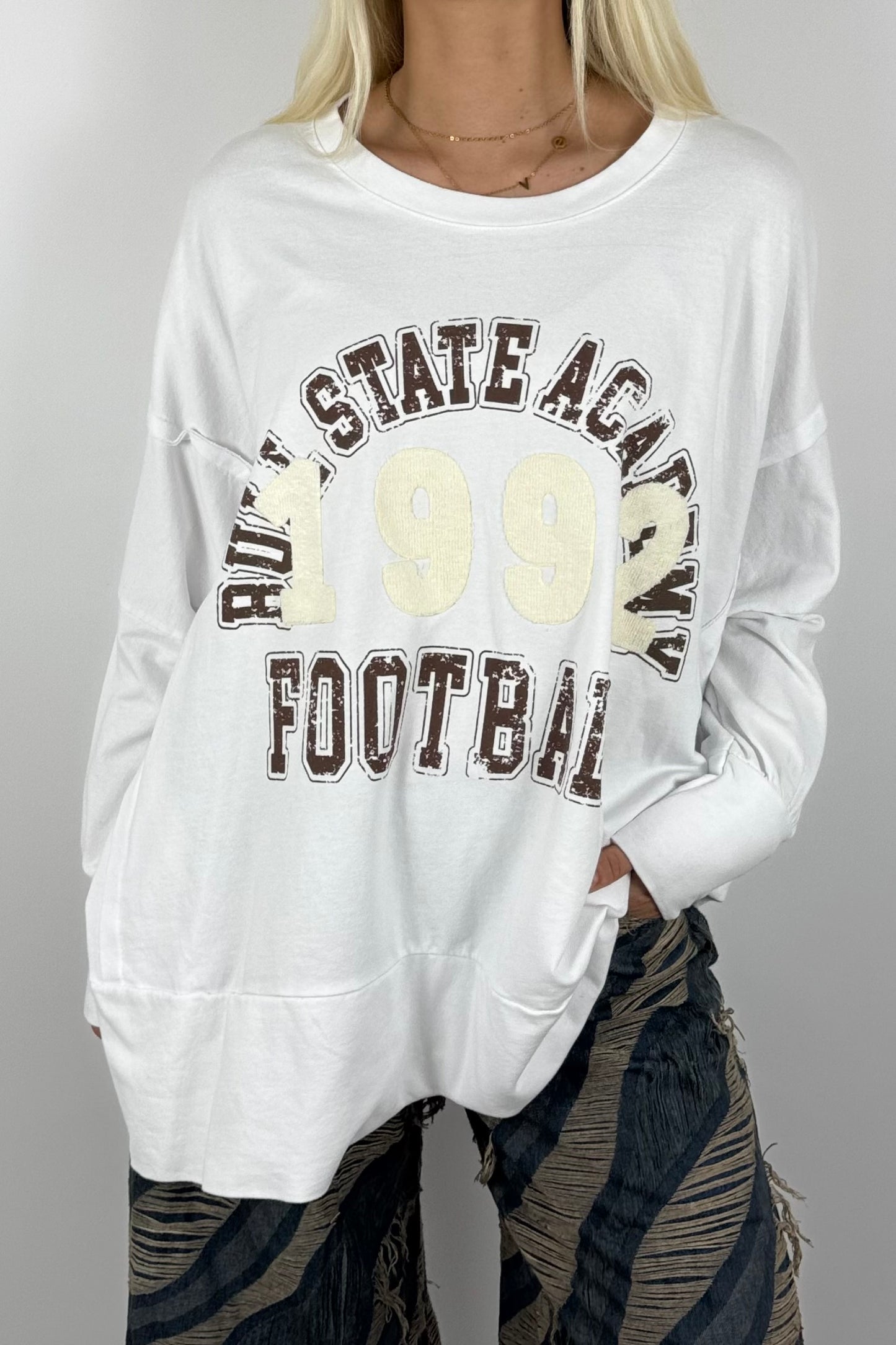 Damen Oversize Sweatshirt „1992 Football“ – College Style-Weiß