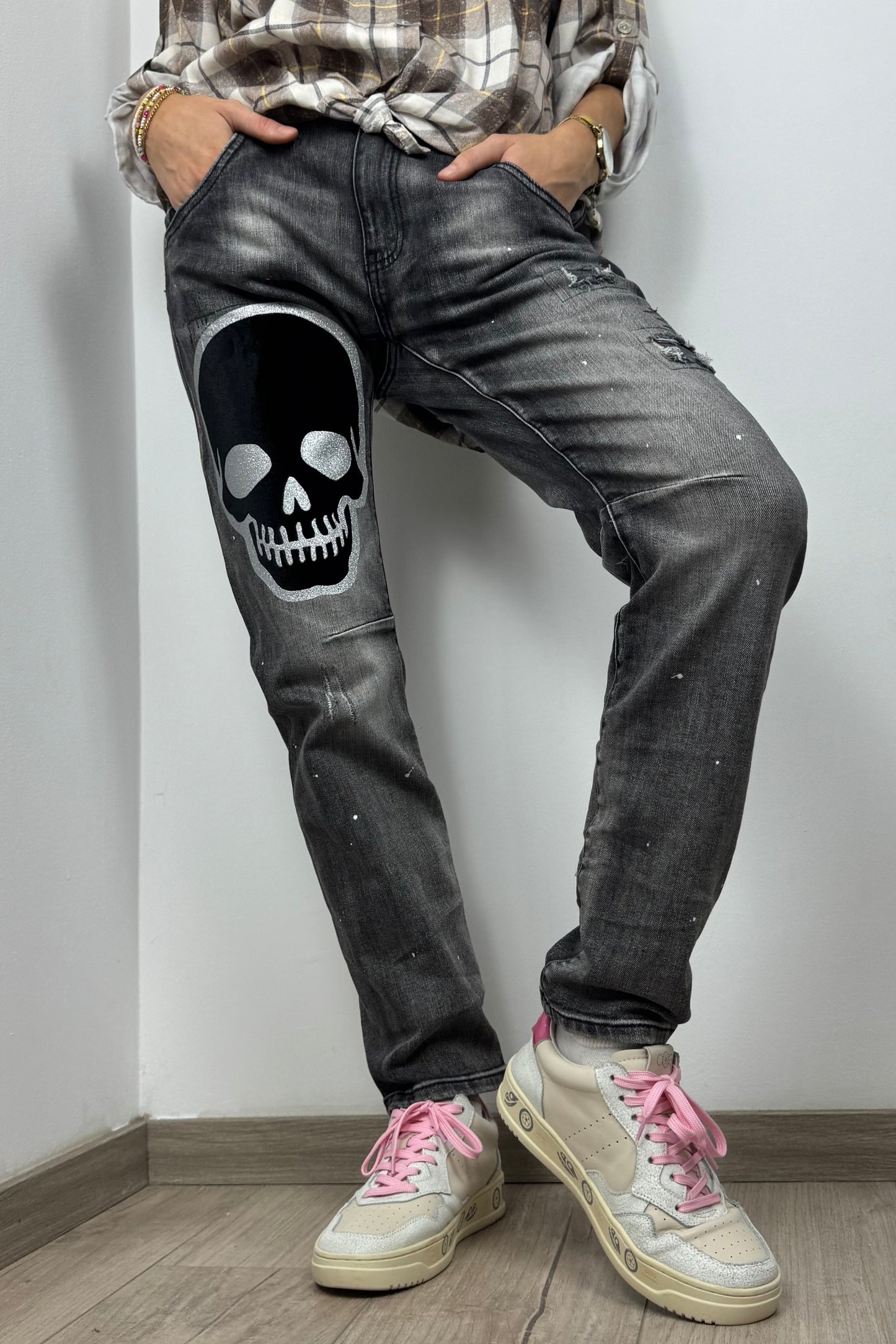 Stylische Jeans mit Totenkopf-Detail – Urban Street Look-Grey