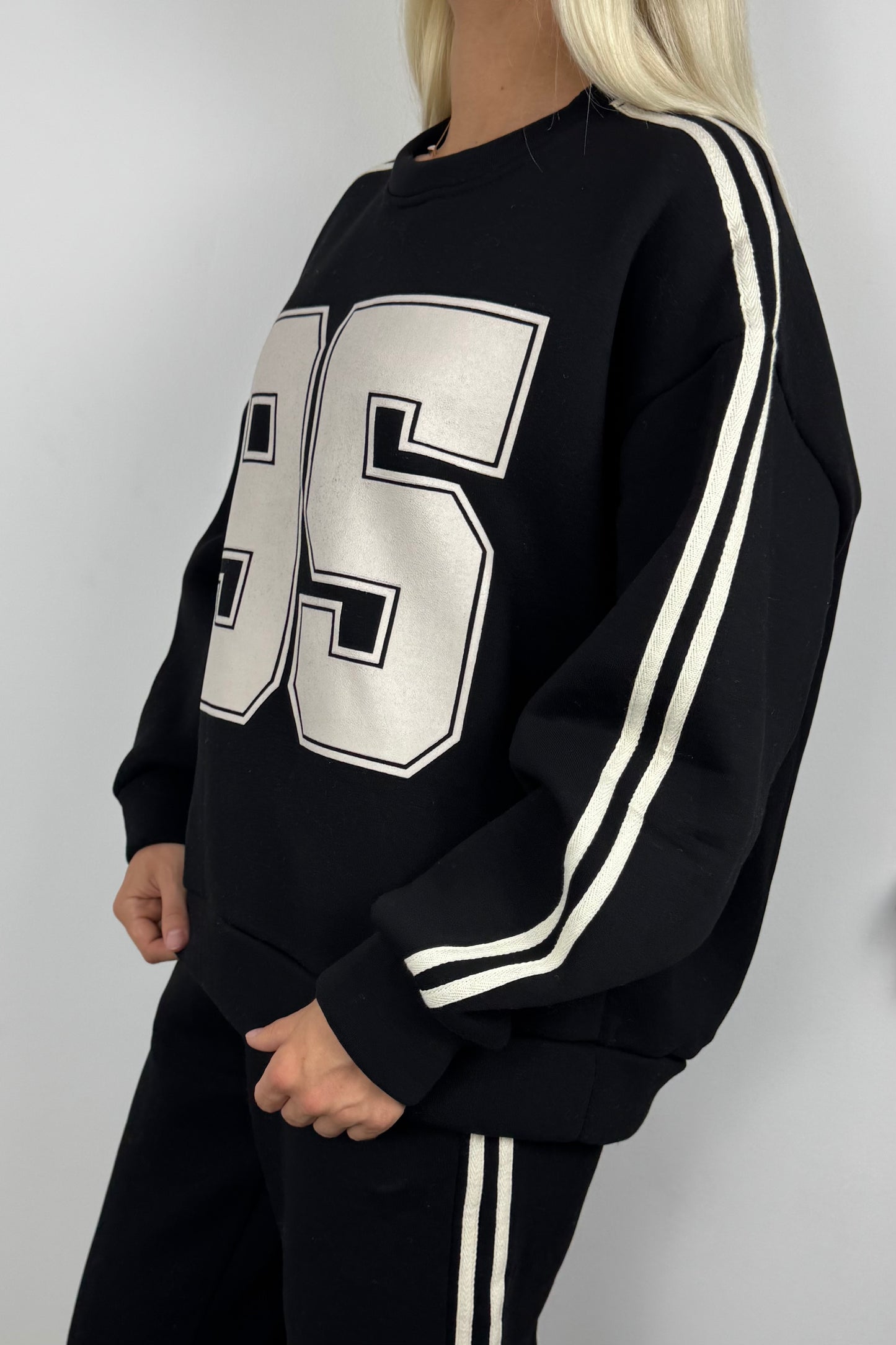 Trendiger Oversize-Sweater mit Print „95“ –Schwarz