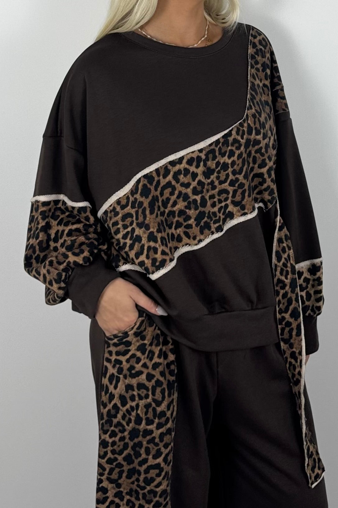 Oversize Damen Sweatshirt mit Leo-Muster & asymmetrischem Design - Schoko
