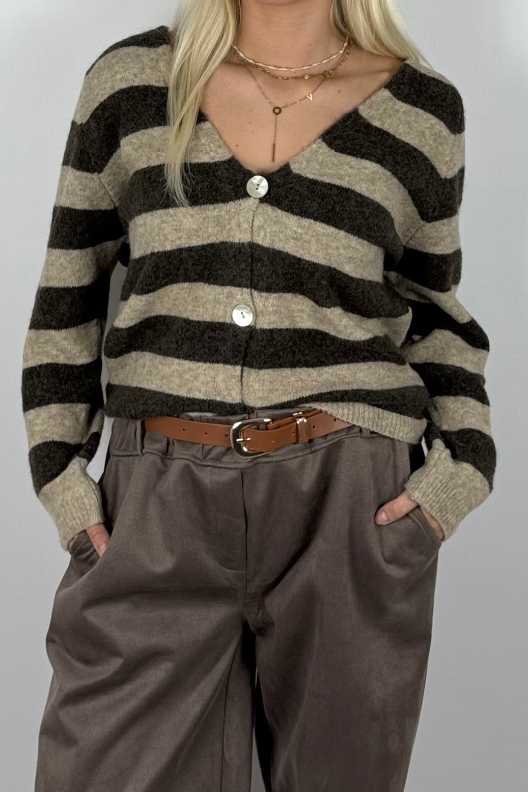 Damen Strickjacke gestreift mit Knöpfen – Schoko