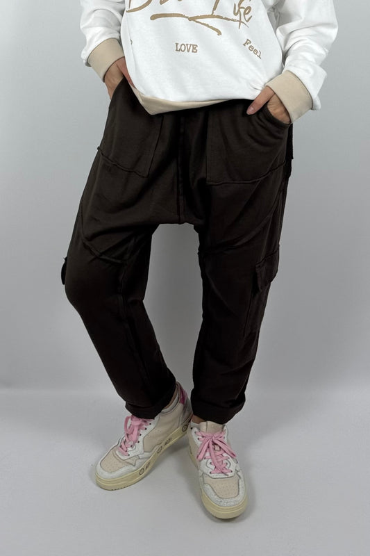 Damen-Cargohose mit tiefem Schritt und Ziernähten-Schoko