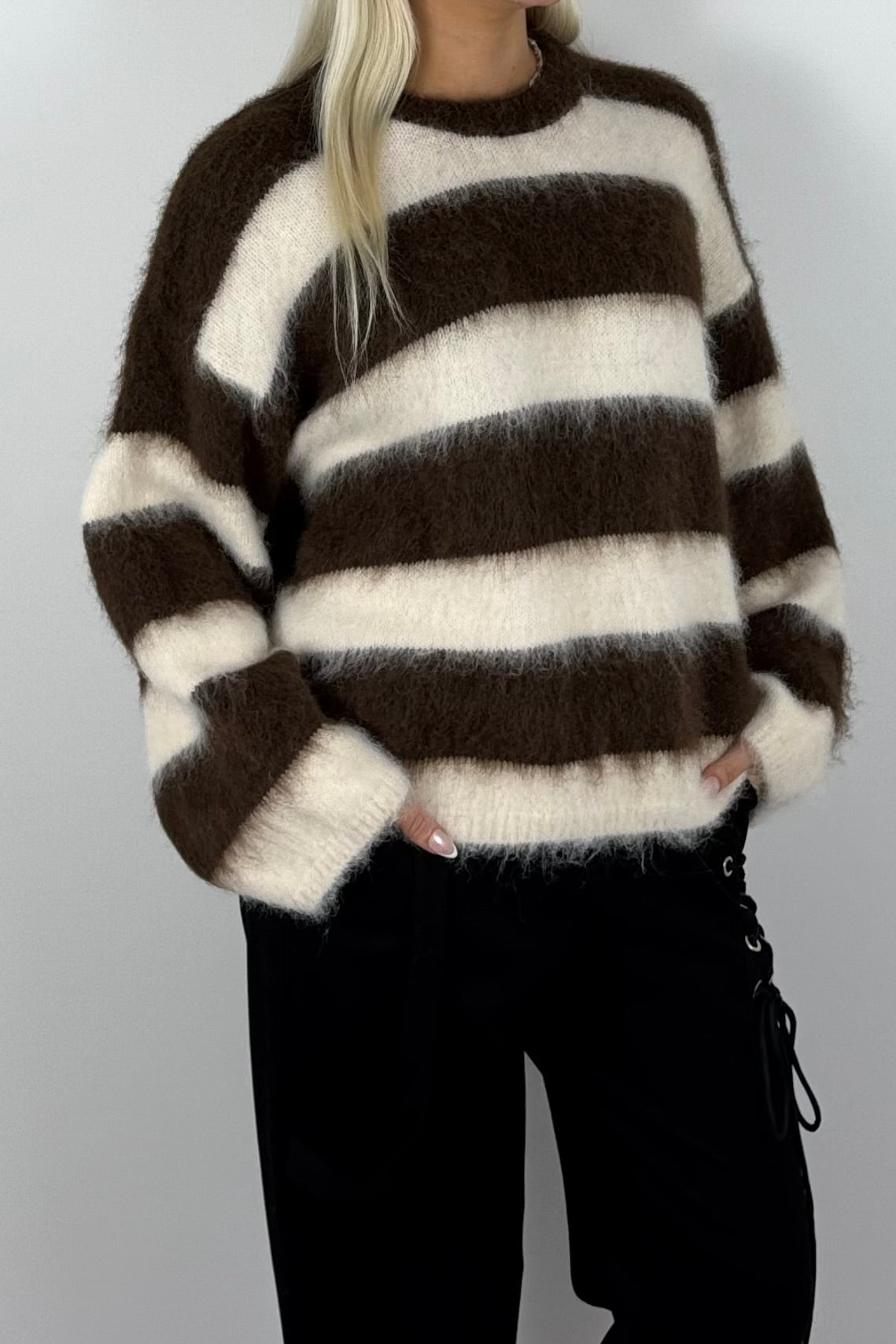 Damen Kuschelpullover gestreift –Schoko