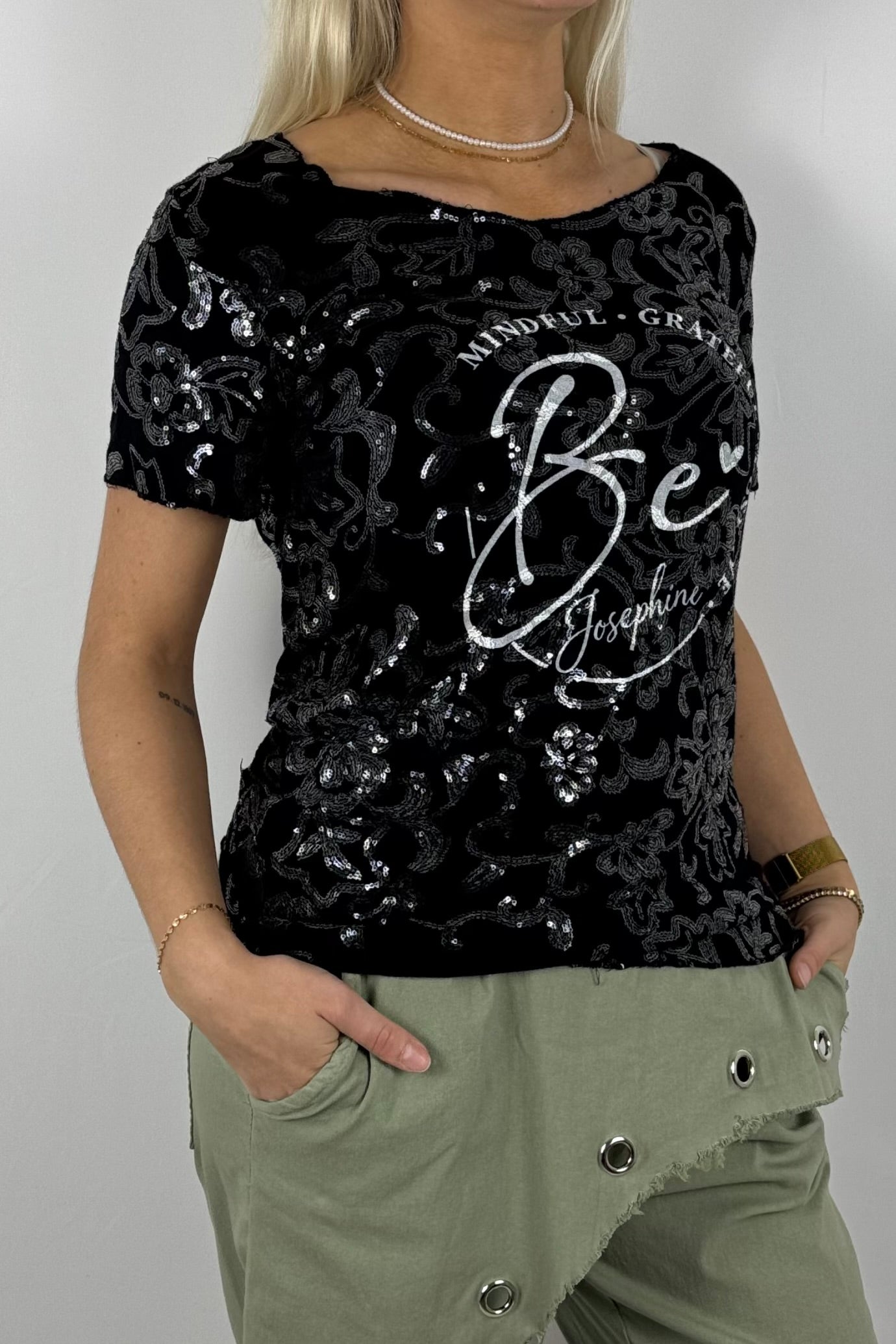 Pailletten-Shirt mit floraler Stickerei und Frontprint-Schwarz