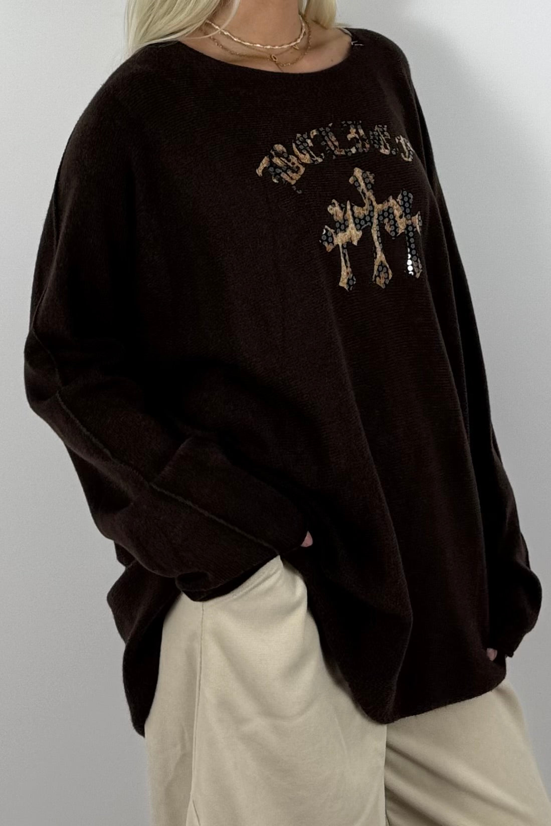 Oversize Shirt mit Leo-Statement & Kreuz-Detail – Schoko
