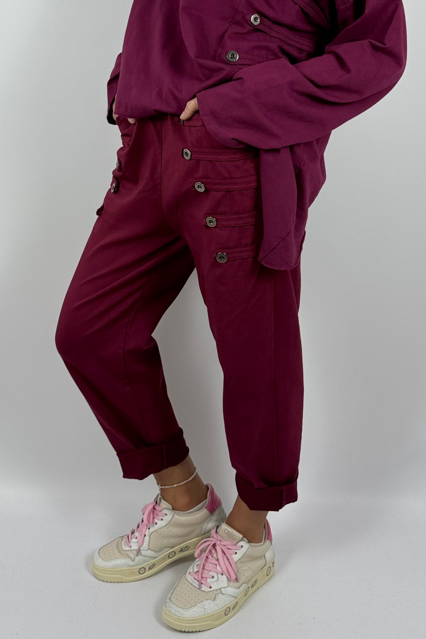 Damen Schlupfhose mit Knopfdetails – Bordeaux
