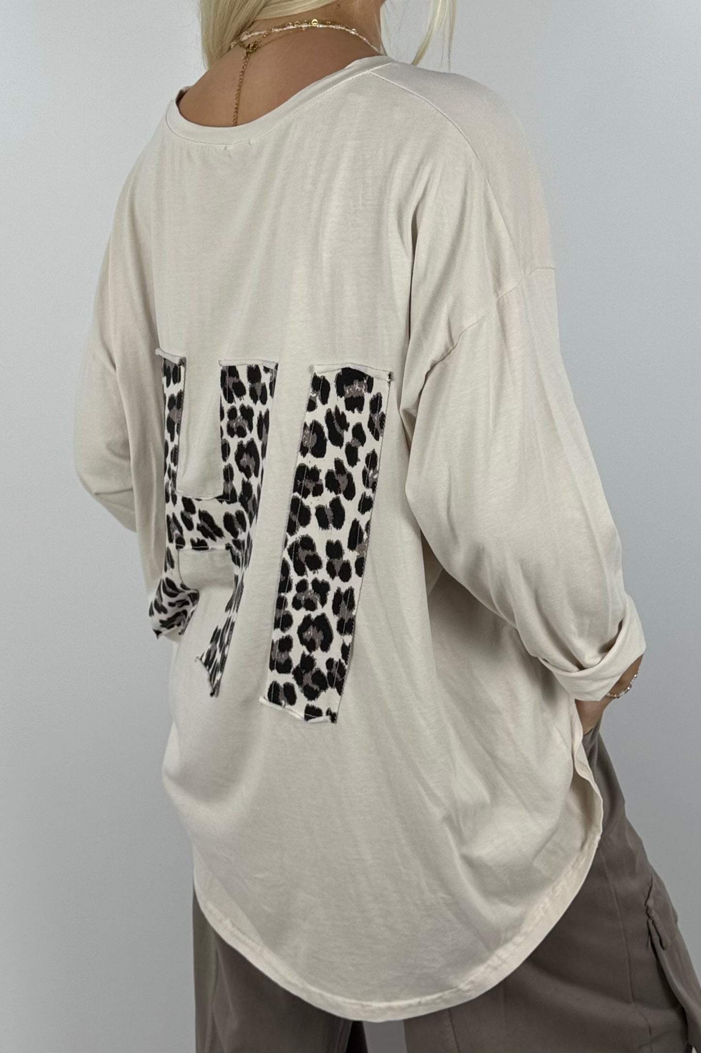 Oversize Longshirt mit Leo-Detail –Beige