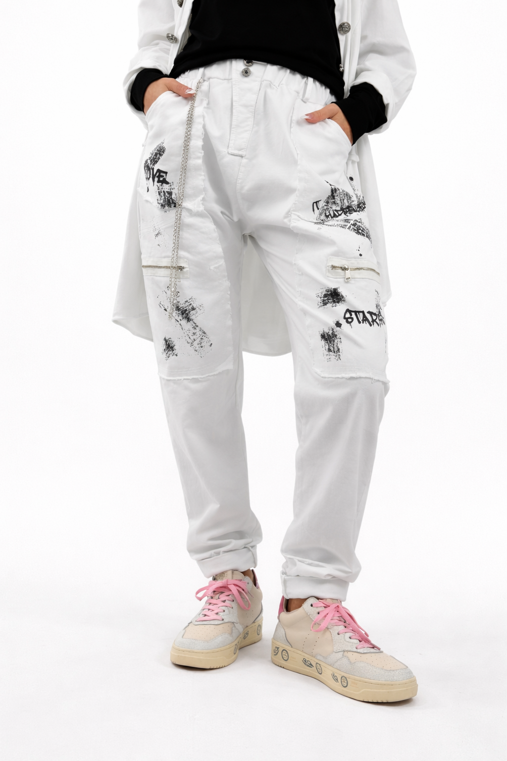 Baggy Hose mit Print, Kette & Zipper-Taschen –weiß