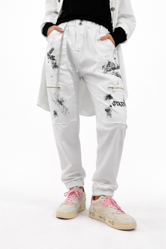 Baggy Hose mit Print, Kette & Zipper-Taschen –weiß