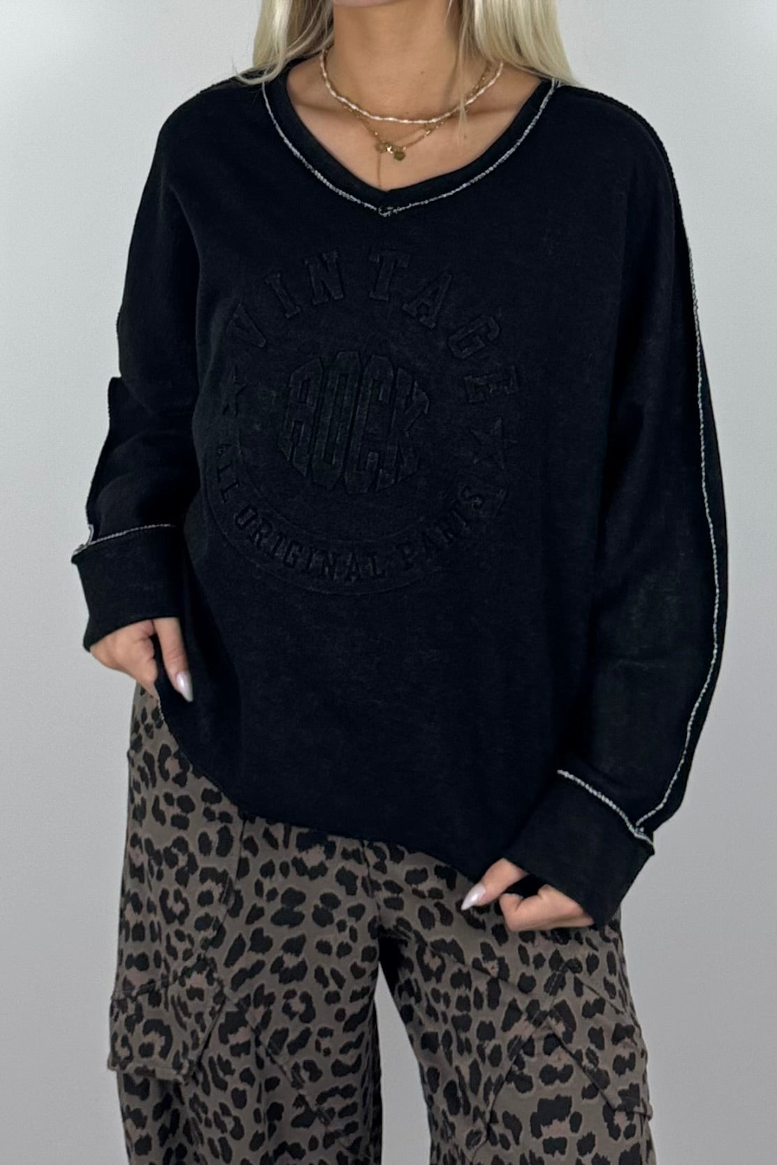 Oversize Damen Sweatshirt mit Vintage-Prägung & V-Ausschnitt – Schwarz