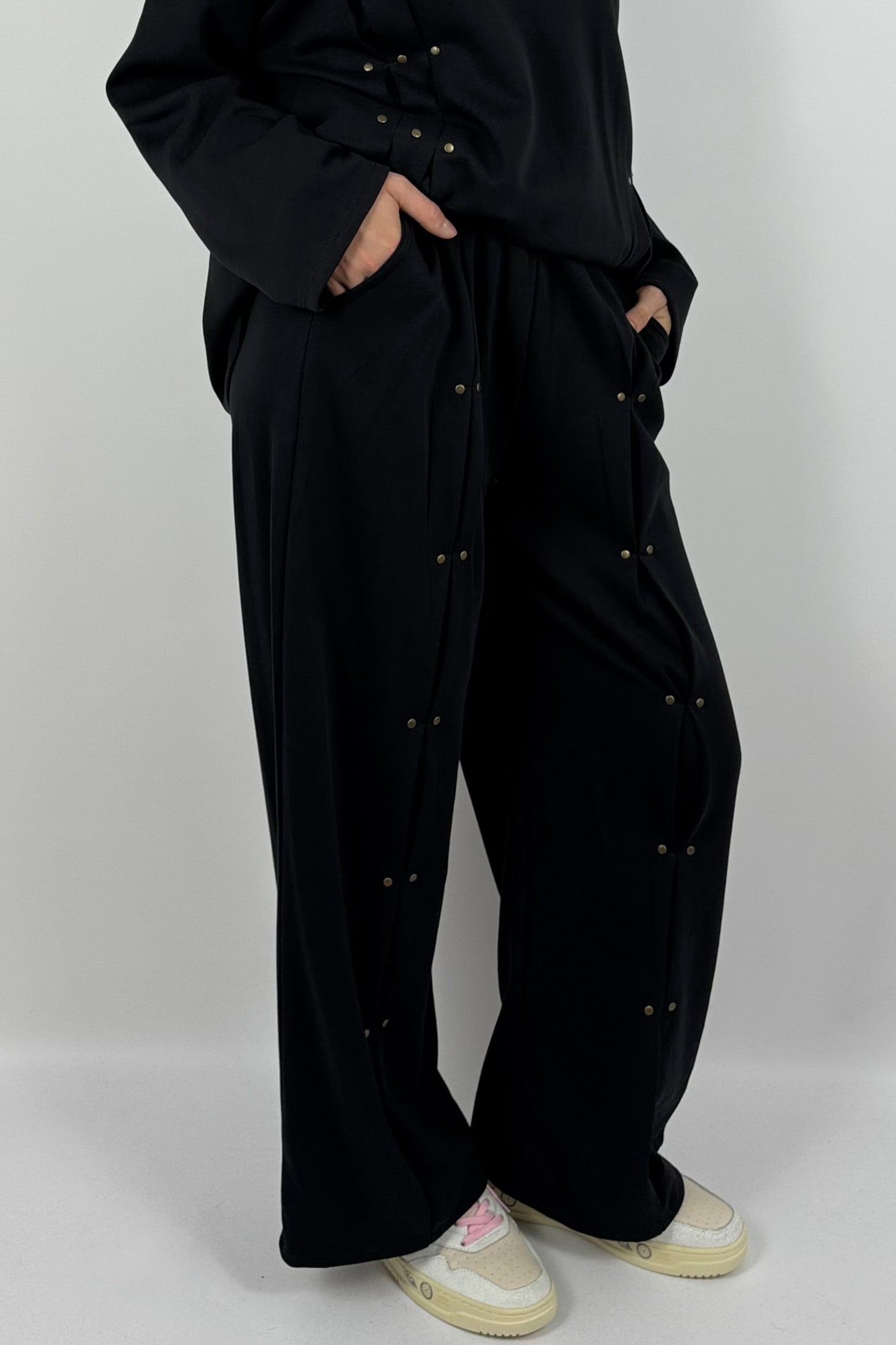 Damen Hose mit Faltendetails & Nieten – Schwarz
