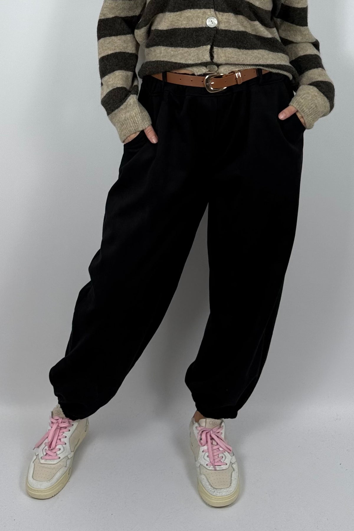Damen Hose im Velours-Look mit Gürtel –Schwarz