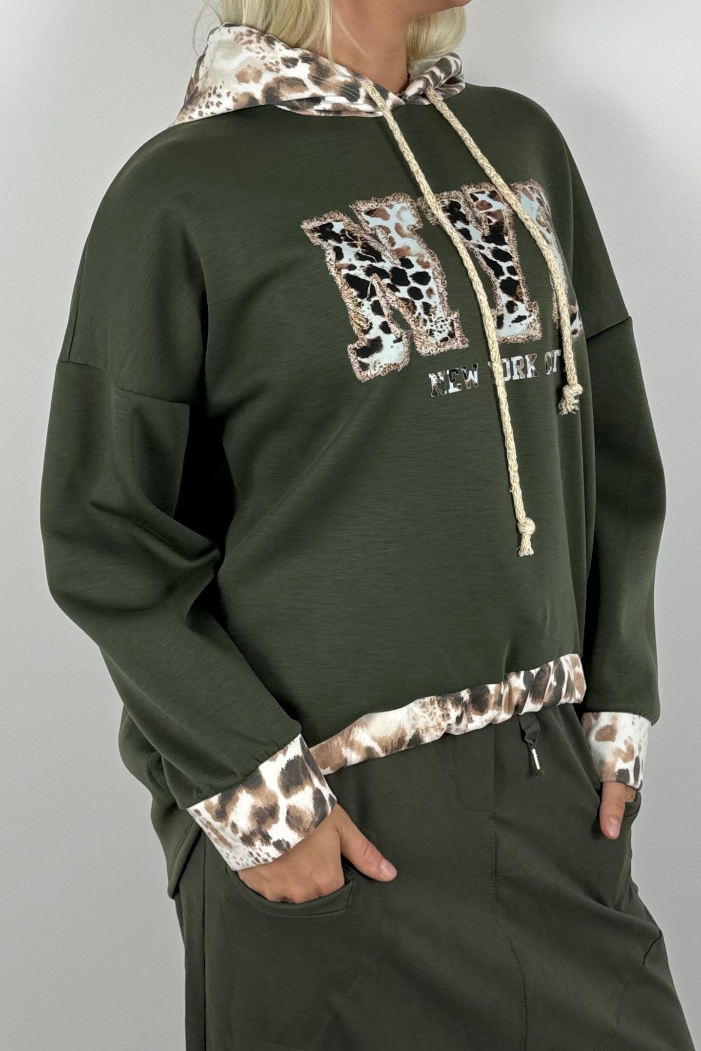 Oversize Pullover mit Kapuze & NYC Leo-Print – Khaki