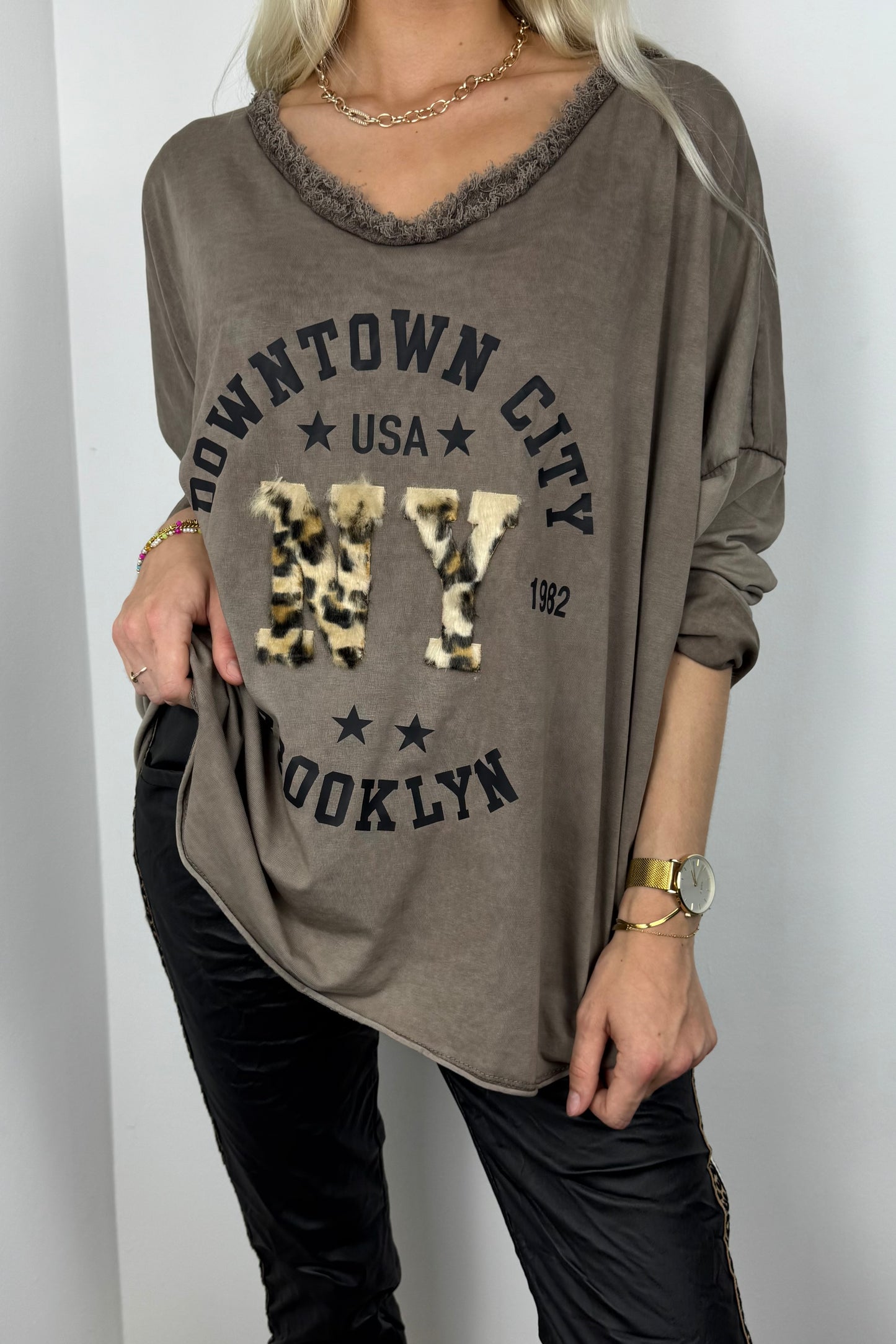 Oversize Longsleeve „Downtown City NY Brooklyn“ mit Leoparden-Detail – Einheitsgröße