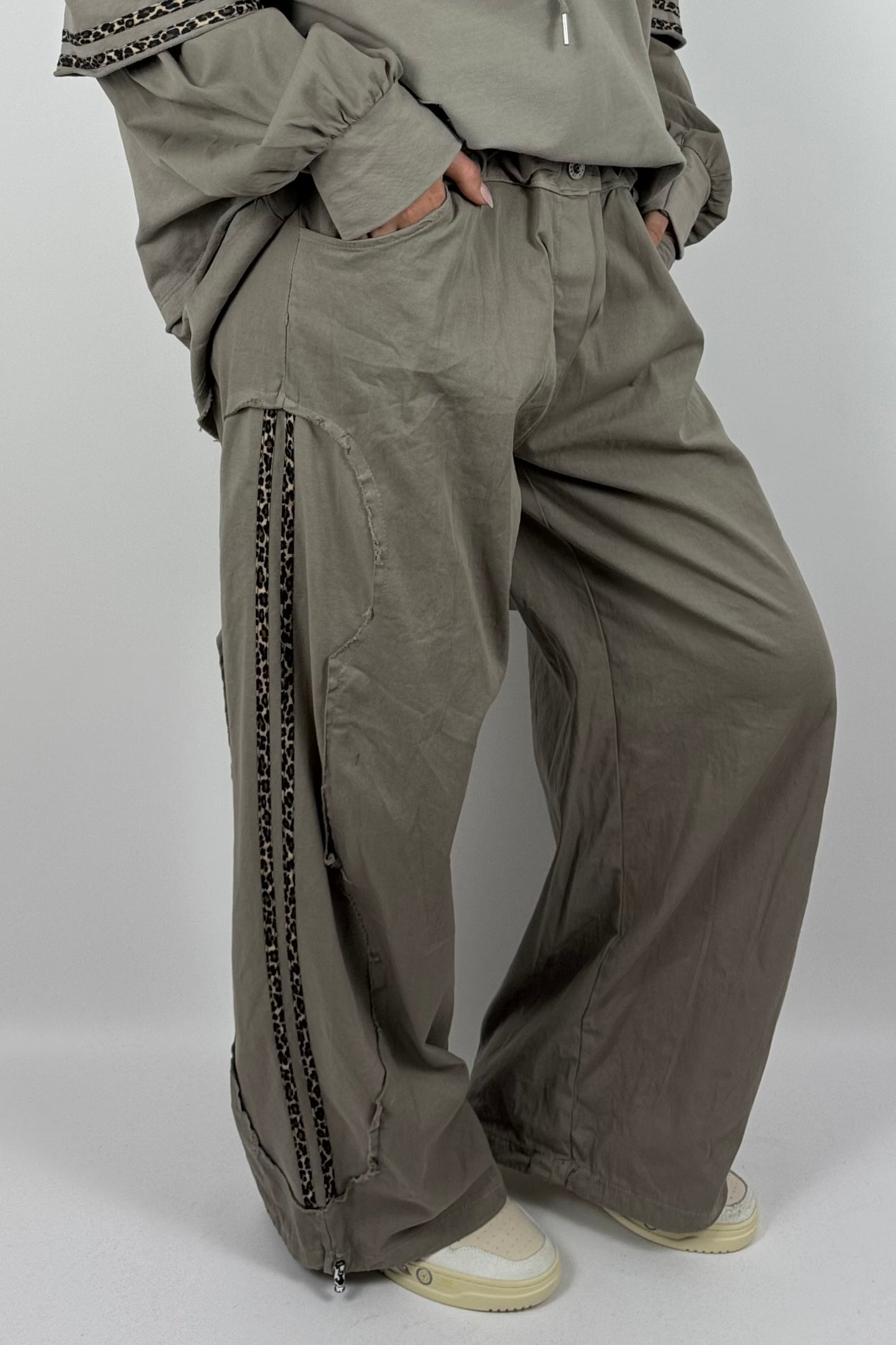 Baggy Hose mit Leo-Streifen-Mud