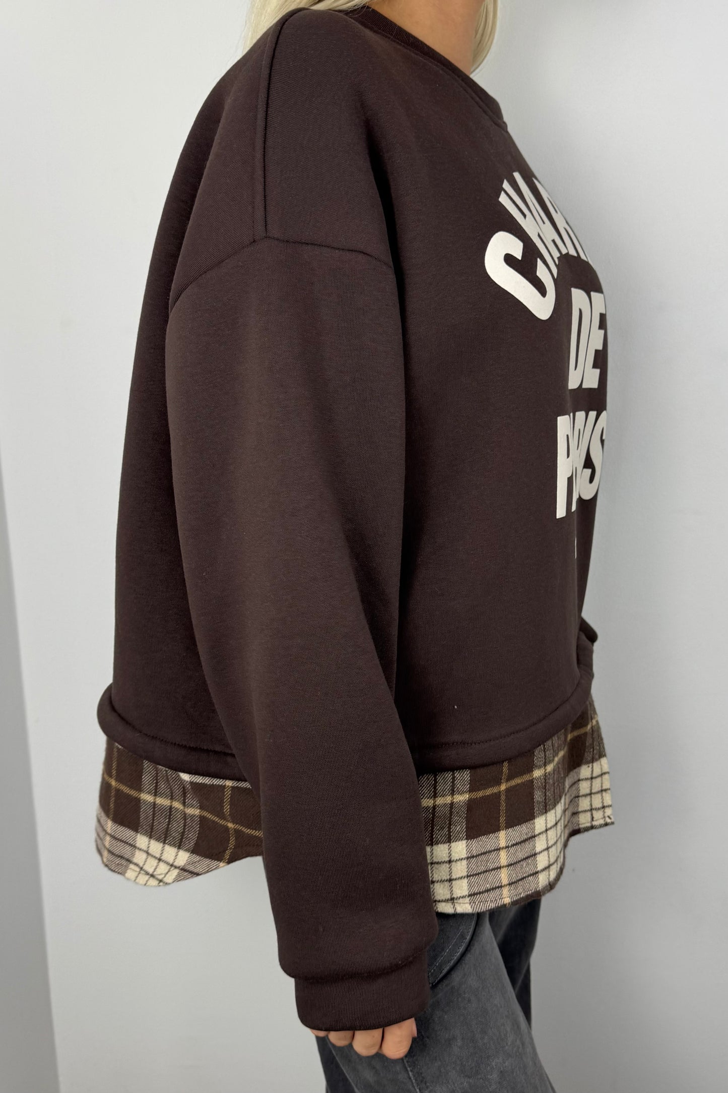 Sweatshirt mit „Charme de Paris“ Print und Karodetail-Choco