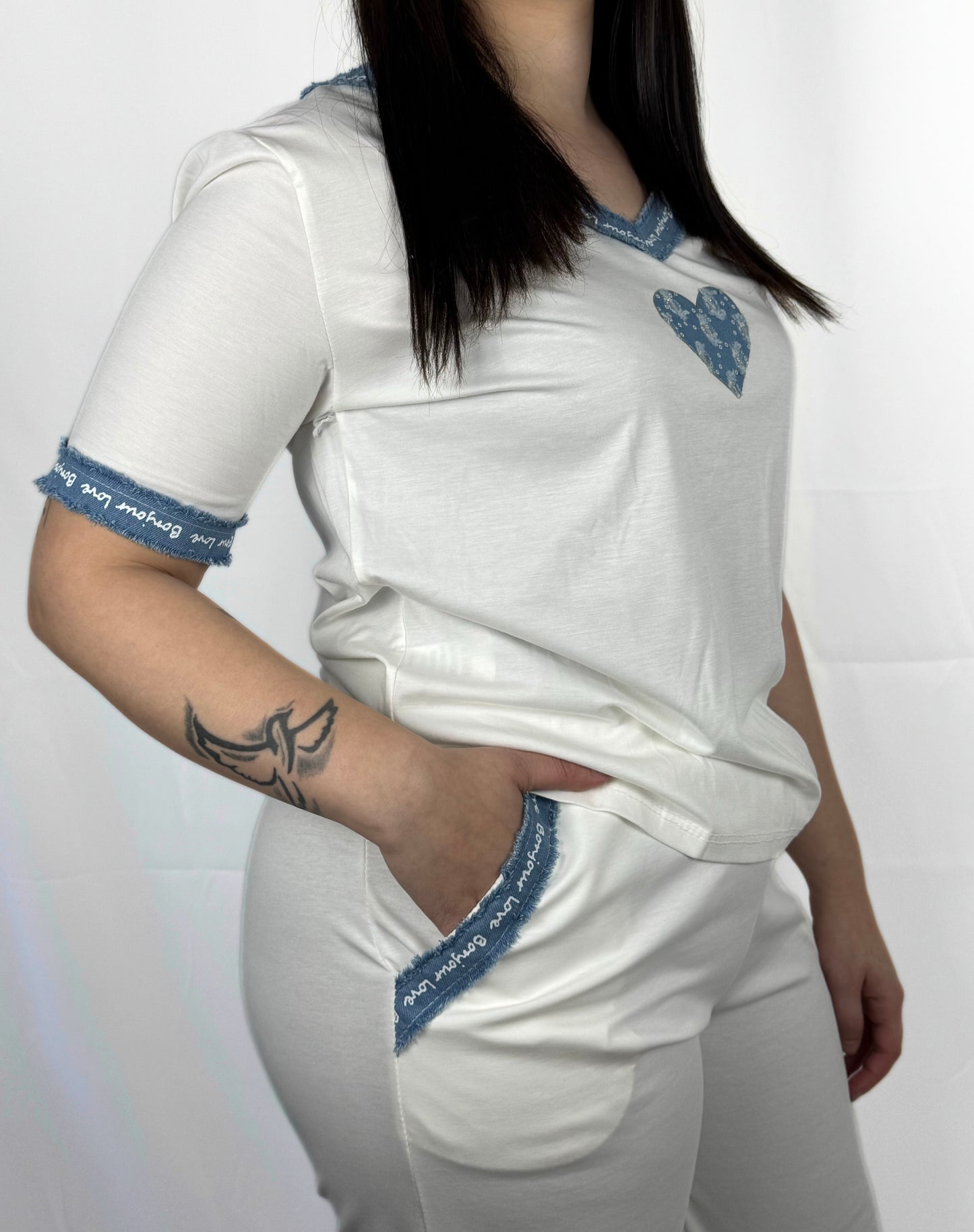 T-Shirt mit Herz-Print & Jeans-Details – liebevoll & trendy