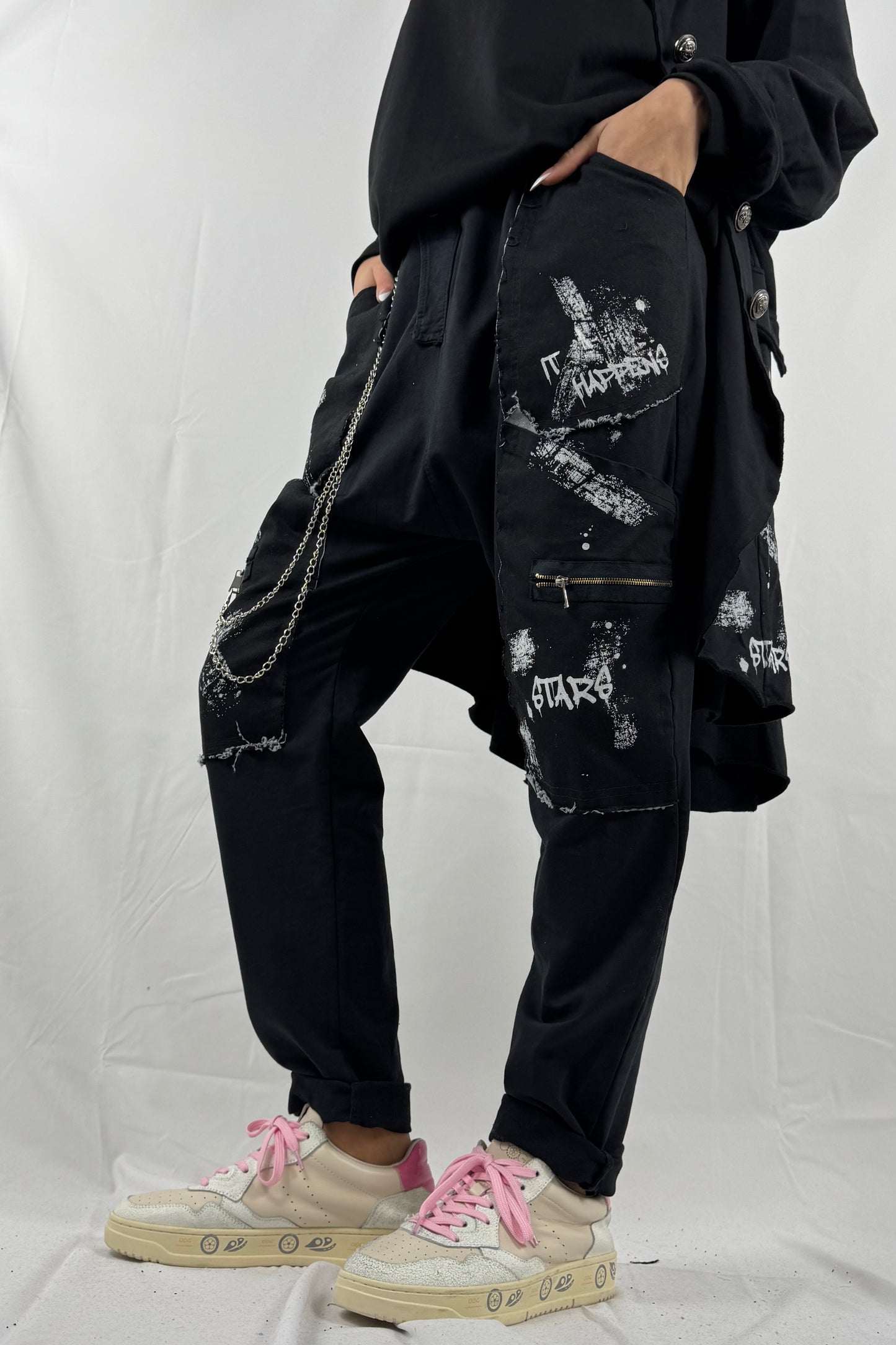 Baggy Hose mit Print, Kette & Zipper-Taschen –Schwarz