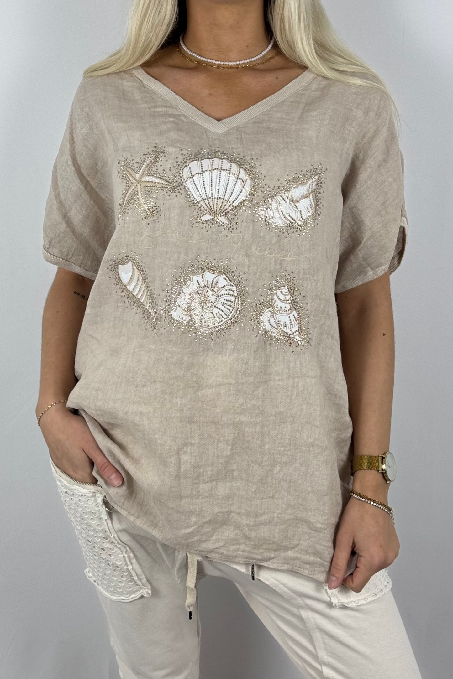 Leinen-Shirt „Beach Vibes“ mit Muschel-Motiv und Häkelrücken-Beige