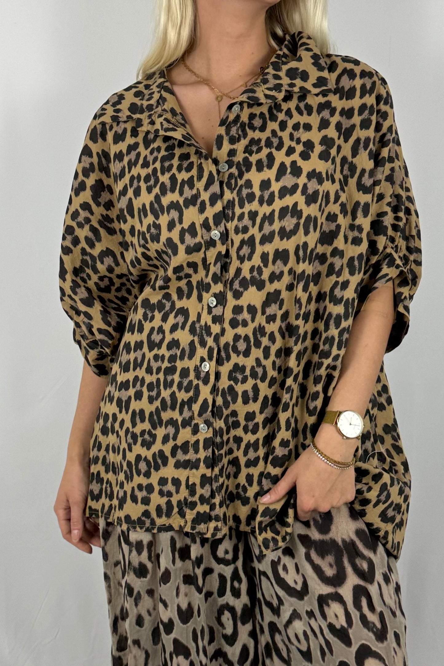 Leo-Bluse aus Baumwolle – lässiger Oversize-Look-Kamel