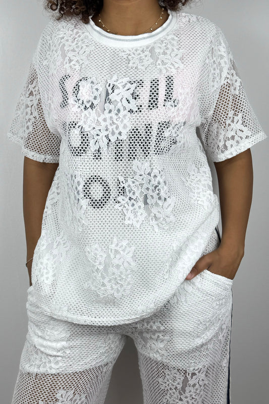 Transparente Spitzenbluse mit Statement-Print aus 100% Baumwolle