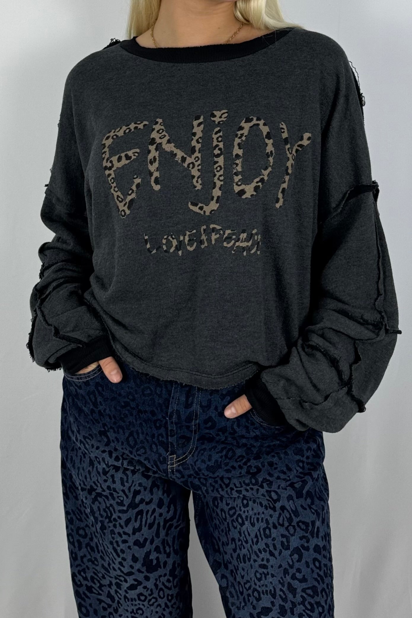 Damen Sweatshirt „ENJOY LOVE & PEACE“ – Leo Print-Schwarz
