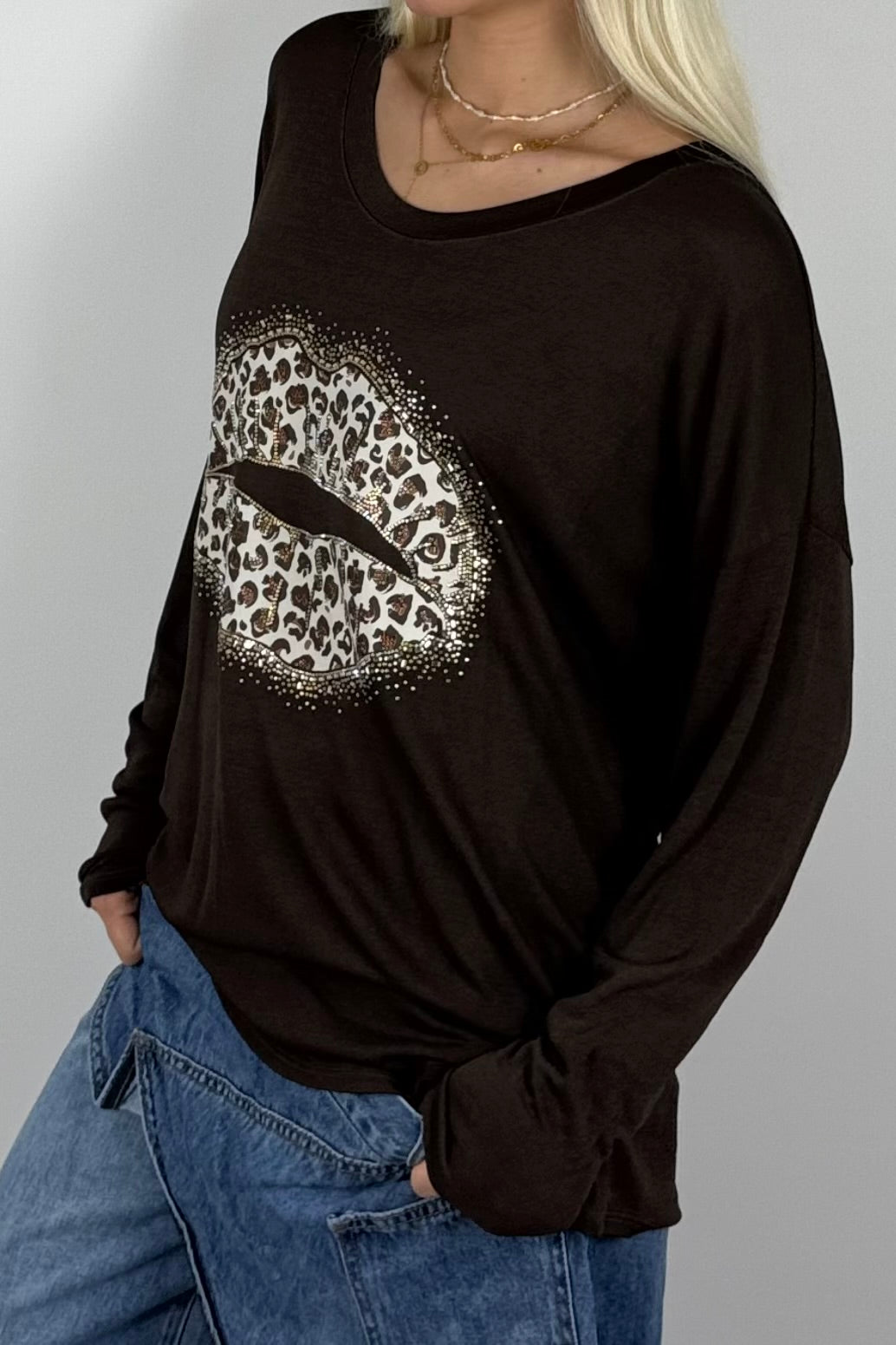 Damen Oversize Shirt mit Leo-Lippen & Glitzer – Schoko