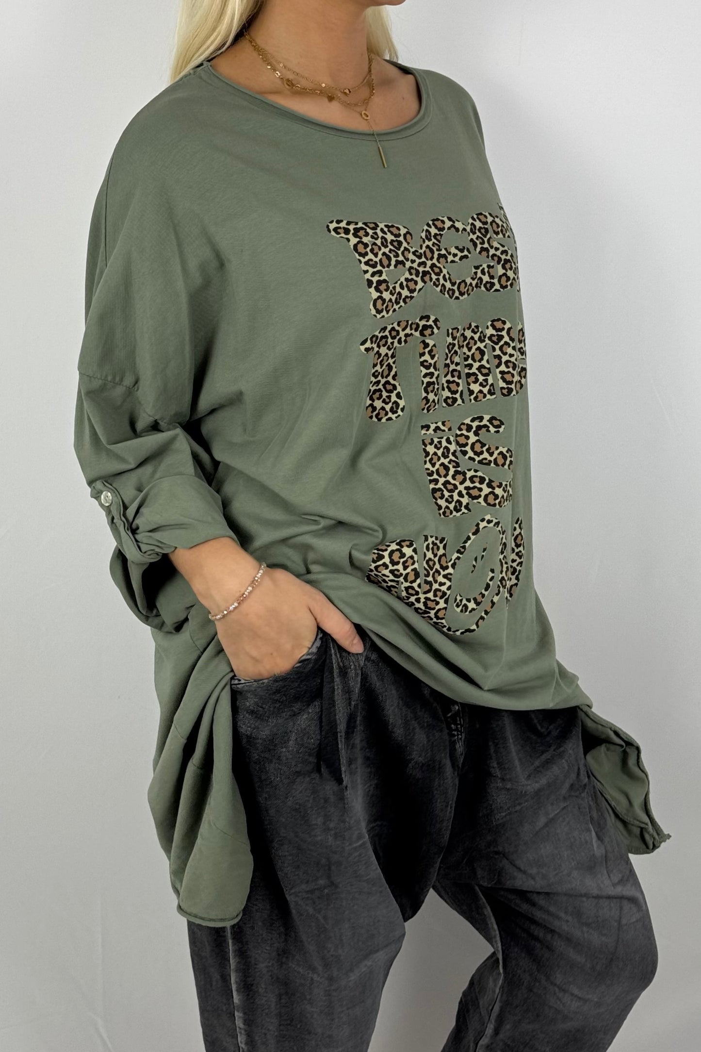 Damen Longshirt „Best Time Is Now“ – Leo-Print-Khaki