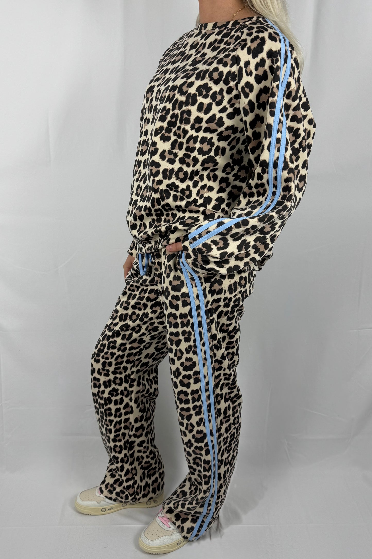 Damen Freizeit Set mit Leo Muster und Streifen Detail- Hellblau