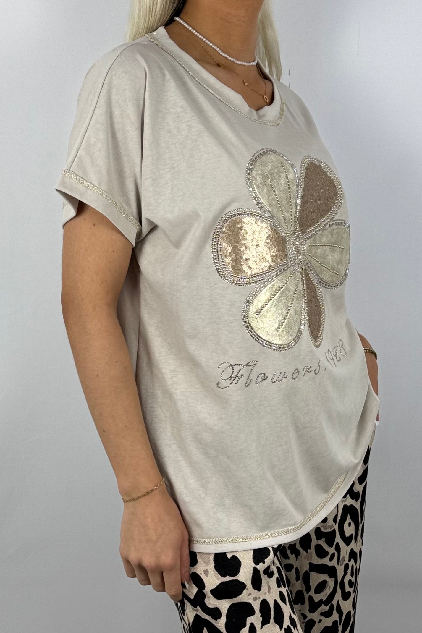 Shirt mit Blumen-Motiv und Strassdetails-Beige