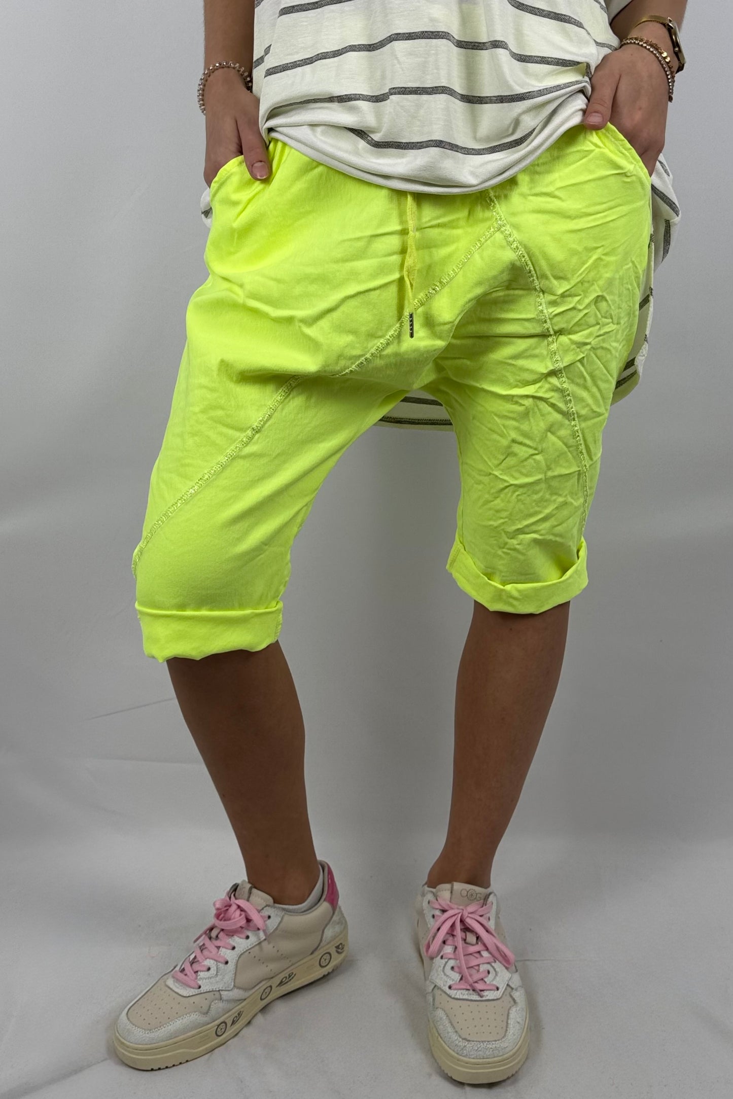 Short mit Ziernähten – Sportlicher Oversize Fit-Neon gelb