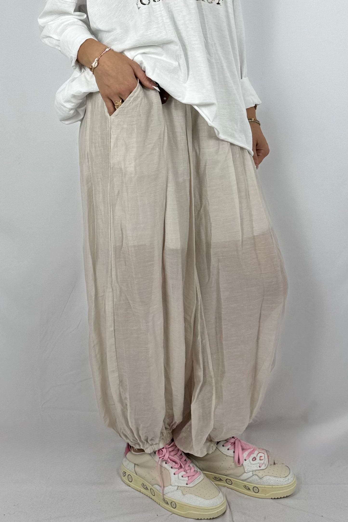 Lässige Ballonhose mit Nietengürtel-Beige