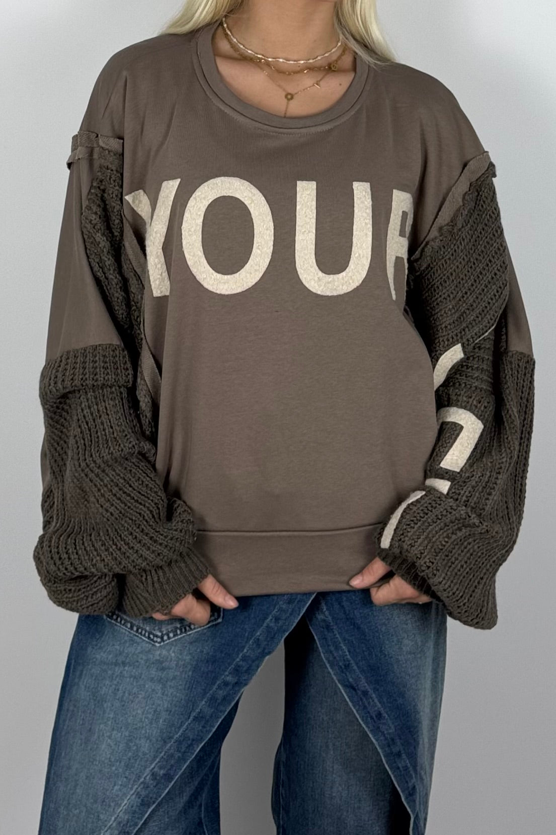 Damen Oversize Sweatshirt mit Strickärmeln & Statement – Mud