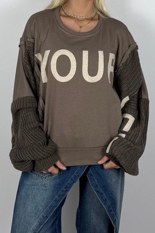 Damen Oversize Sweatshirt mit Strickärmeln & Statement – Mud