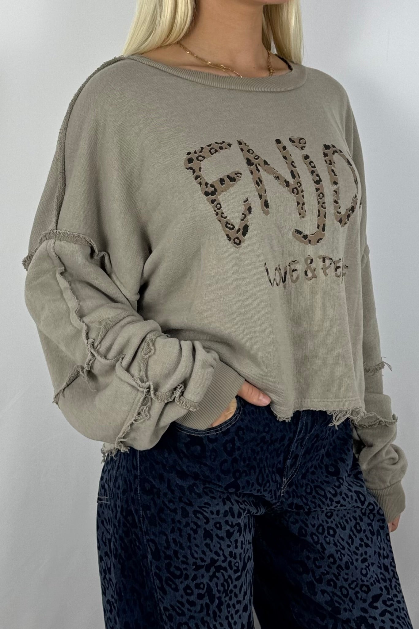 Damen Sweatshirt „ENJOY LOVE & PEACE“ – Leo Print-Mud
