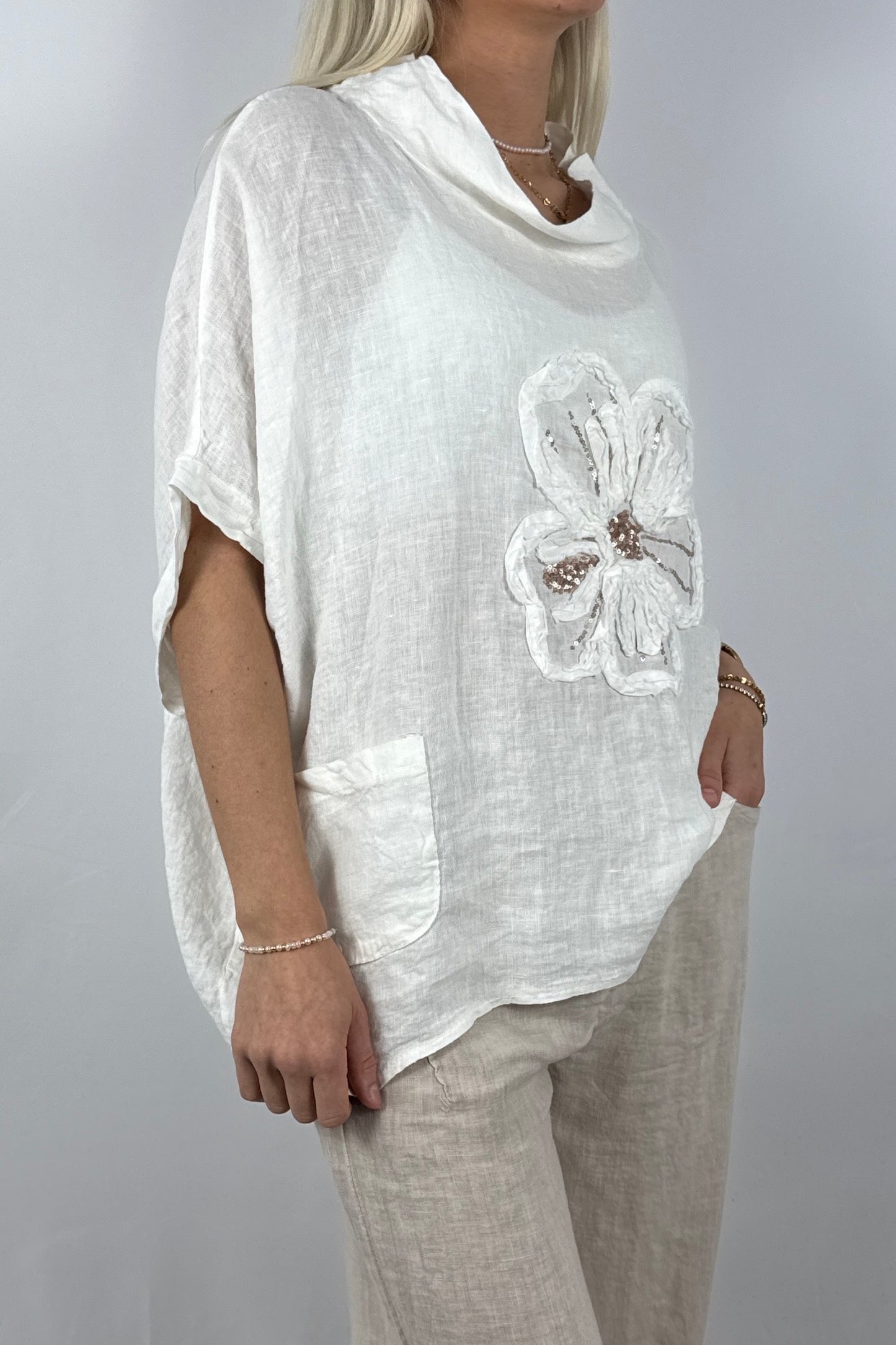 Leinen Shirt mit Blumen-Applikation – Lässiger Look-Weiß