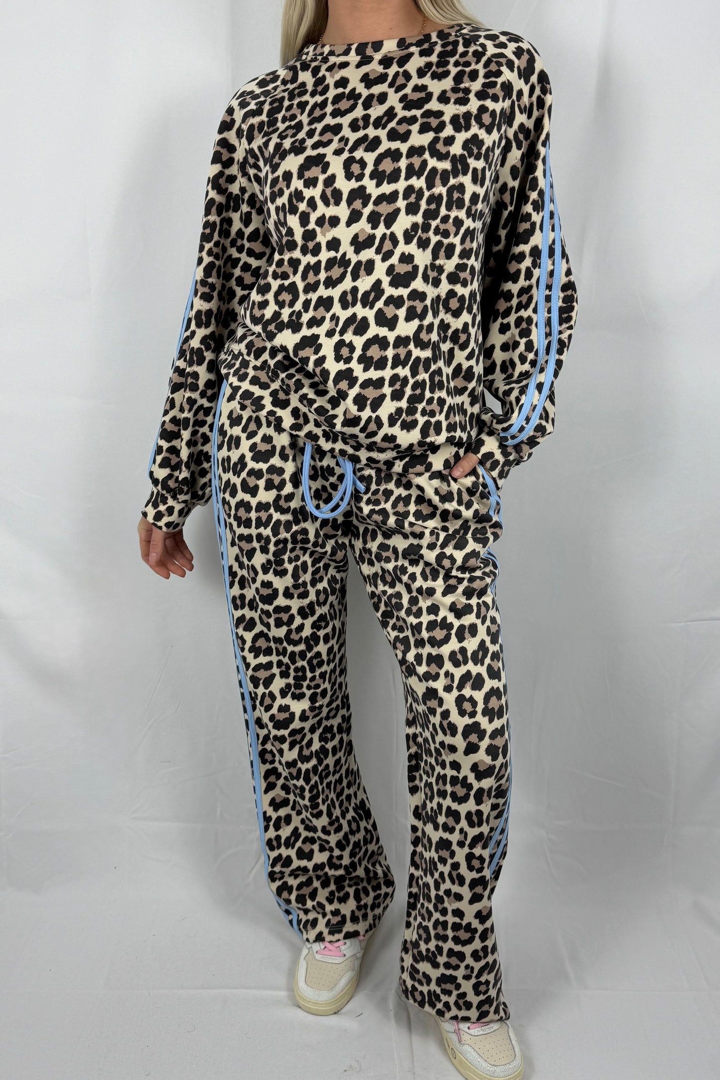Damen Freizeit Set mit Leo Muster und Streifen Detail- Hellblau