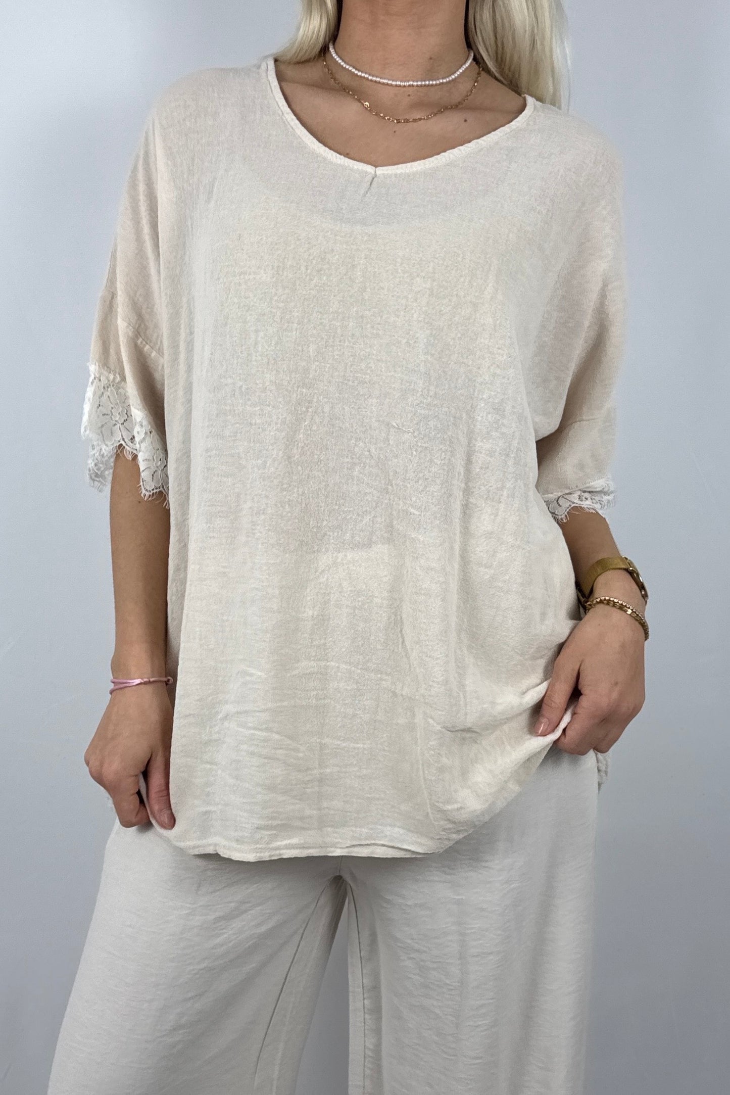 Oversize Damen Shirt mit Spitzen Details und V Ausschnitt-Beige