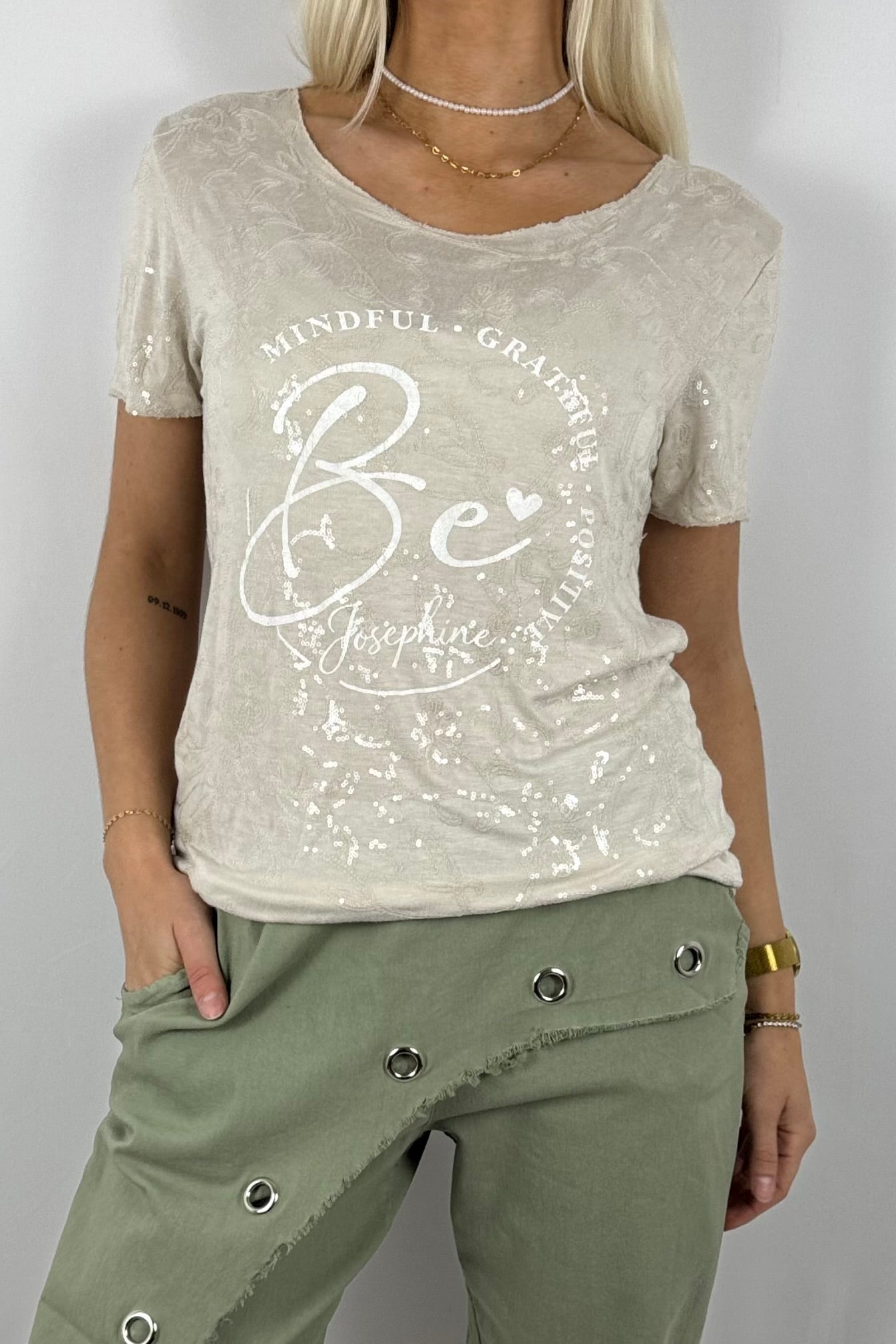 Pailletten-Shirt mit floraler Stickerei und Frontprint-Beige